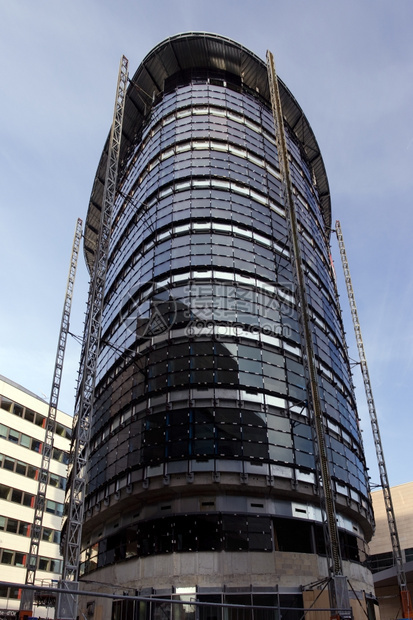 建筑师曲线现代办公大楼和玻璃钢城市景观图片