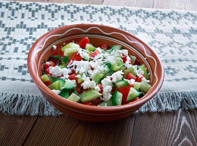塞尔维亚沙拉蔬菜沙拉由新鲜西红柿黄瓜花生和洋葱制成番茄生的盐图片