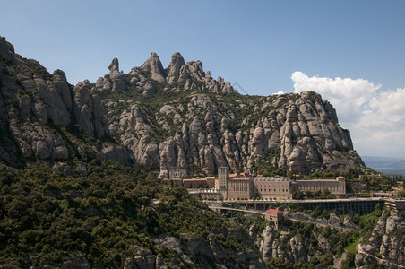 爬坡道巴塞罗那的蒙特拉山脉草风景图片