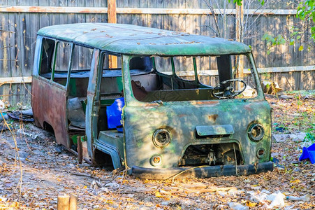 一辆旧的和生锈废弃小面包车自然绿色优质的图片