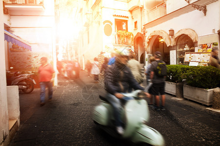 骑摩托车的男子在马勒菲街上南意大利最受欢迎的旅游目地行欧洲游客图片