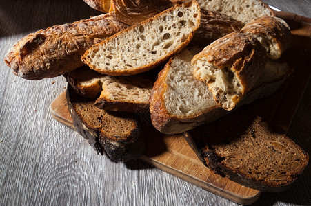 传统的法国面包切片图片