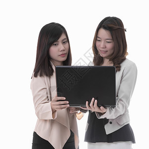 人们两位现任亚洲女商人讨论笔记本团队合作同事图片