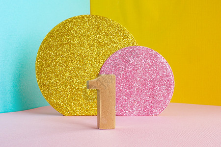 黄色夹心蓝数字彩色蓝黄粉和两颗闪亮金子粉红色圆圈生日快乐贺卡概念的一号金黄几何学卡片粉色的设计图片
