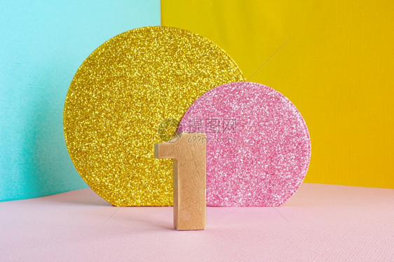 彩色蓝黄粉和两颗闪亮金子粉红色圆圈生日快乐贺卡概念的一号金黄几何学卡片粉色的图片