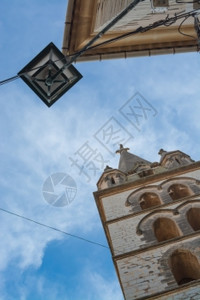 马略卡岛地中海巴利阿里西班牙马杰卡比尼萨莱姆教堂建筑街灯和蓝天图片