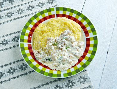 蔬菜高地人com桌子Banusz传统哈苏尔斯卡巴阡山高地人玉米粥用培根蘑菇和奶油酱制成图片
