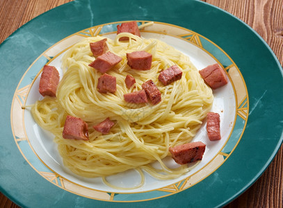 卡佩里尼意大利面加奶油酱阿尔弗雷多和香肠有嚼劲素食主义者桌子背景图片