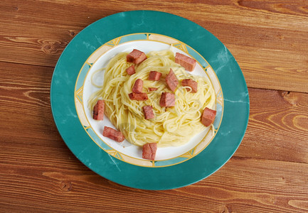 卡佩里尼意大利面加奶油酱阿尔弗雷多和香肠素食主义者意大利语美味的背景图片