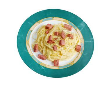 可口准备好的卡佩里尼意大利面加奶油酱阿尔弗雷多和香肠桌子图片
