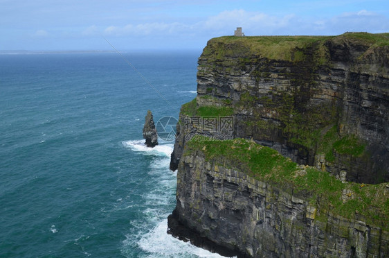 莫赫悬崖蓝色水域环绕着美丽的爱尔兰海湾景色戈韦克莱图片
