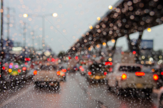 天路上的模糊汽车交通堵塞着雨滴季节驾驶图片