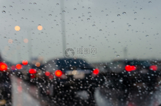 旅行城市路上的一辆模糊车被拖着雨滴挡在路边天气图片