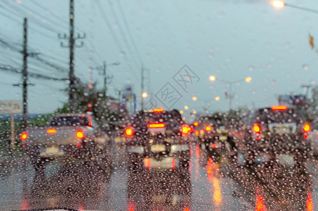 外部门路上的一辆模糊车被拖着雨滴挡在路边汽车图片