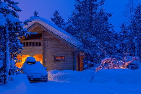 小屋木头寒冬深厚的森林之夜许多雪一栋小房子有灯明的窗户和汽车在温冬之夜的房子和林中前户外图片