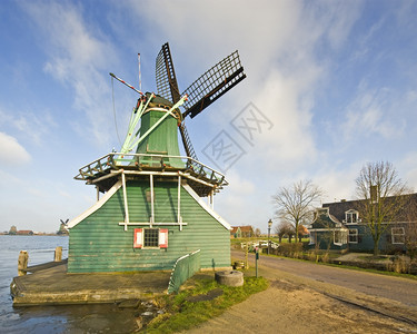 吸引力荷兰语老的一家式风车以前在旅游景点DeZaanseSchans研磨芥子种图片
