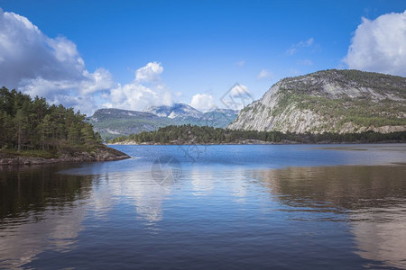 天空山岳的反射如在瓦尔山附近的北流峡湾和极道谷中镜子一样树图片