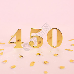 折扣晋升数字是粉红背景的450个黄金数字和文本的面体间距五十图片