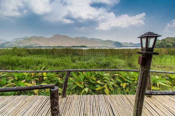 竹子在泰国卡伦查纳布里有山地和天空风景的水库附近班布桥植物旅行图片