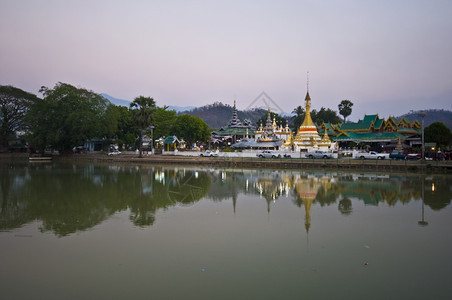 旅游假期在梅宏子湖的寺庙区部分地佛教图片