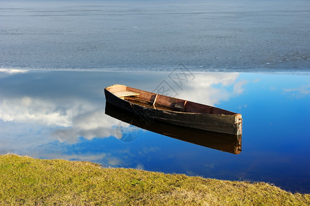 湖上的小船图片