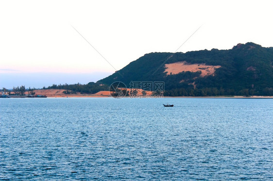 天空太阳海景中的岛屿图片