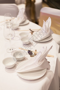 空的餐厅厨房桌玻璃杯板和餐巾纸图片