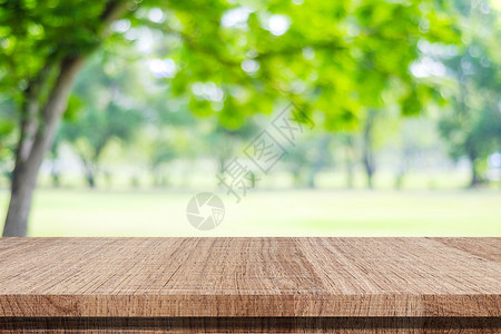 剪辑树桌上模糊绿公园自然背景桌面架子产品显示柜台的空木板上铺有灰色绿公园图片