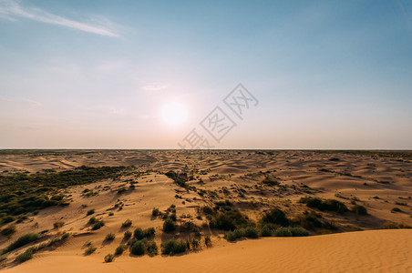 爬坡道弯曲沙漠丘在阳光明媚的日中天空图片