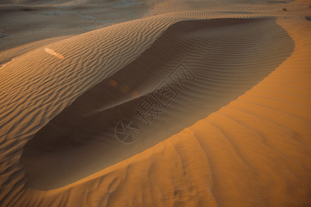 沙漠丘在阳光明媚的日中爬坡道景观一种图片
