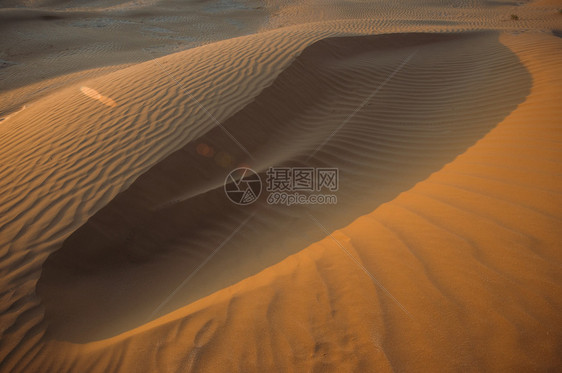 沙漠丘在阳光明媚的日中爬坡道景观一种图片