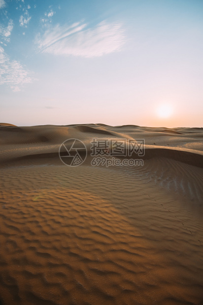 沙漠丘在阳光明媚的日中风干燥空的图片