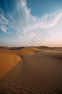 沙漠丘在阳光明媚的日中美丽户外爬坡道图片