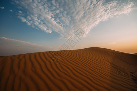 荒野天空夏沙漠丘在阳光明媚的日中图片