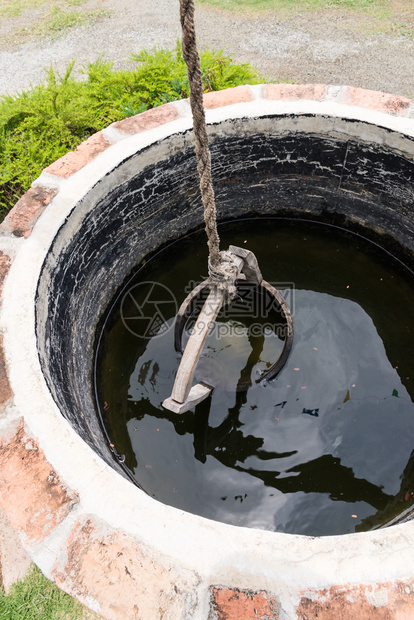 农村场的石井里老木桶子选择焦点结石深的绳索图片