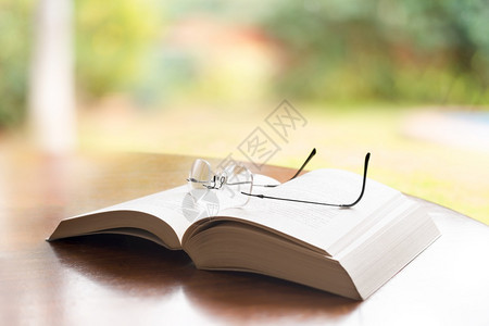 在一本书的顶部阅读眼镜生活动颜色图片