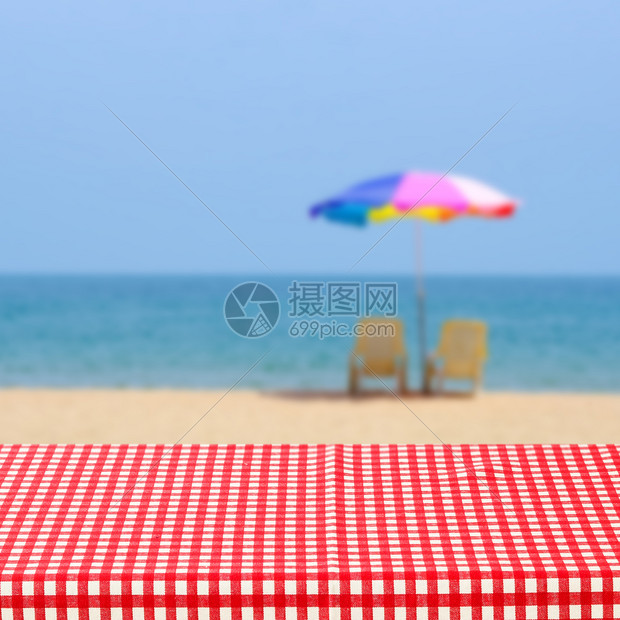 云为了空桌有红白布和覆盖模糊的海洋户外自然环境背景产品显示时装和夏布局图片