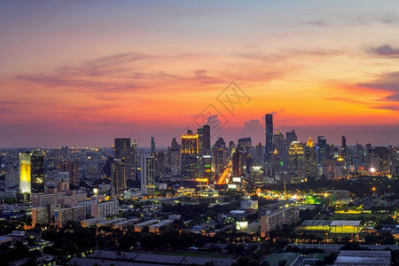 城市摩天大楼日落前曼谷天空线全景泰国曼谷天线路图片
