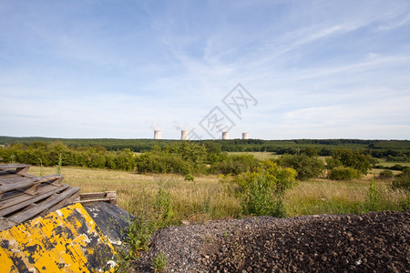 位于森林中部的核电厂景观绿色技术图片