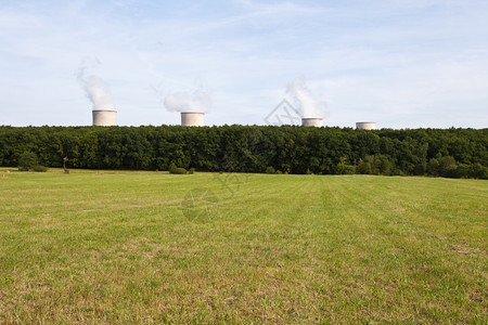 环境的工业位于森林中部核电厂图片