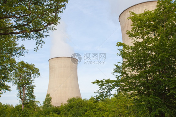 蒸汽反应堆位于森林中部的核电厂抽烟图片