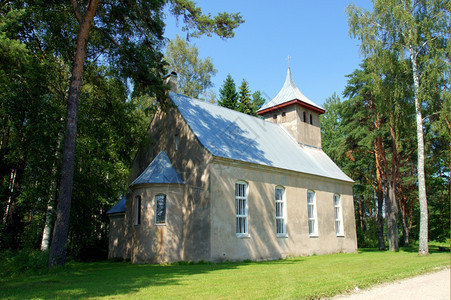 教堂在森林的subburb上爱沙尼亚基督天图片