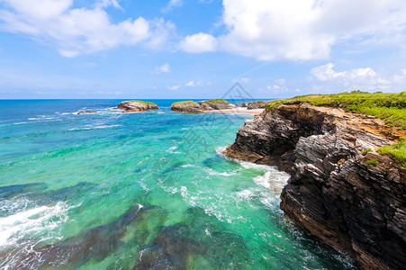 拥有渔船海滩洋村庄山区和天空的西大洋海岸班牙加利亚云层悬崖蓝色的水图片