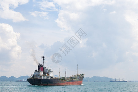 油船海上停泊在的大型船舶技术出口图片