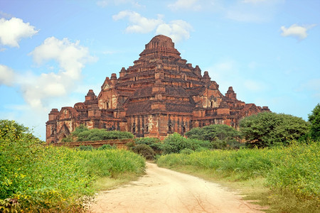 天佛教建筑学Dhammayangyyi寺庙日落时分在缅甸巴甘Bagan的地貌古老塔台图片