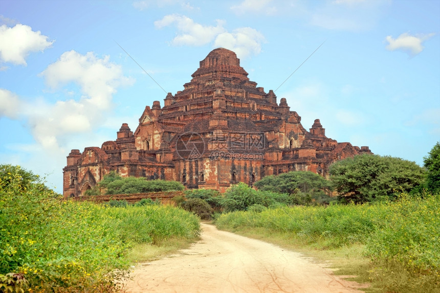 天佛教建筑学Dhammayangyyi寺庙日落时分在缅甸巴甘Bagan的地貌古老塔台图片