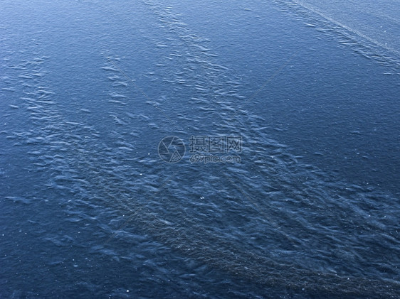 冷冻池塘新的蓝冰表面背景水池敷抽象的图片