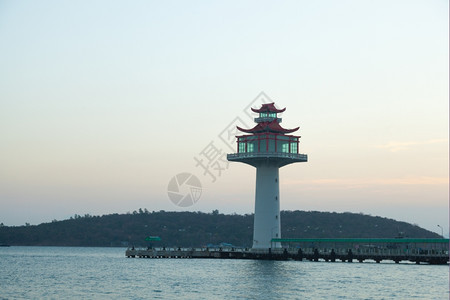 景观夜晚灯塔码头与该岛海岸的比对上午10时海洋图片