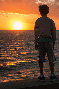 日落前海儿童在日落的幻影积极海岸平静图片