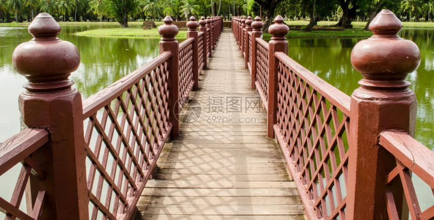 旅行穿越沼泽地的木桥山墙外部图片
